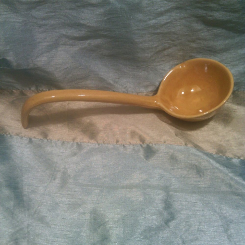 Vintage Golden Yellow Soup Tureen With Ladlle ( Marked Calif USA 410 ) - Picture 7 of 10